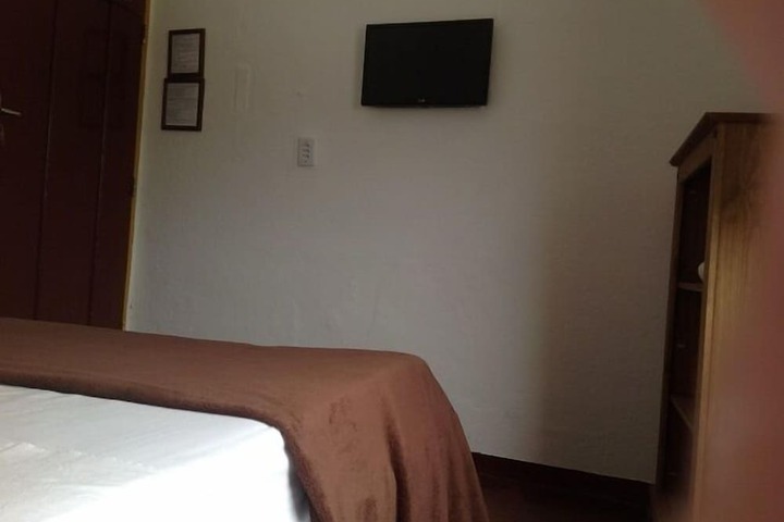 Room 10 of 32