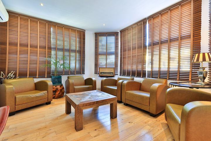 Lounge 72 of 77