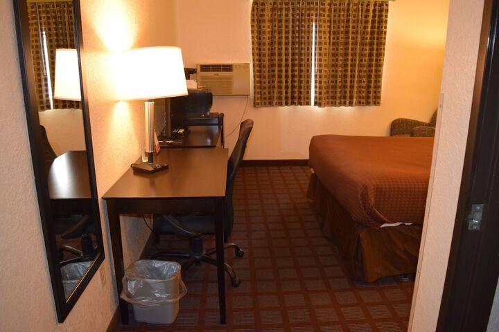 1 Queen Bed (15 of 22)