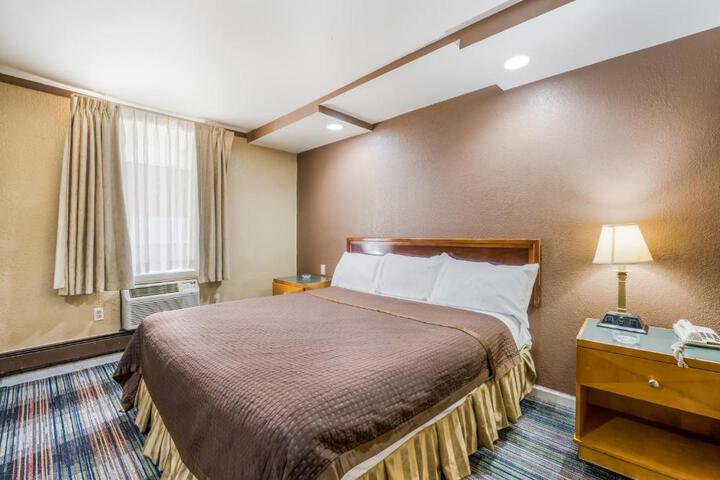 Deluxe Room with King Bed (23 of 26)