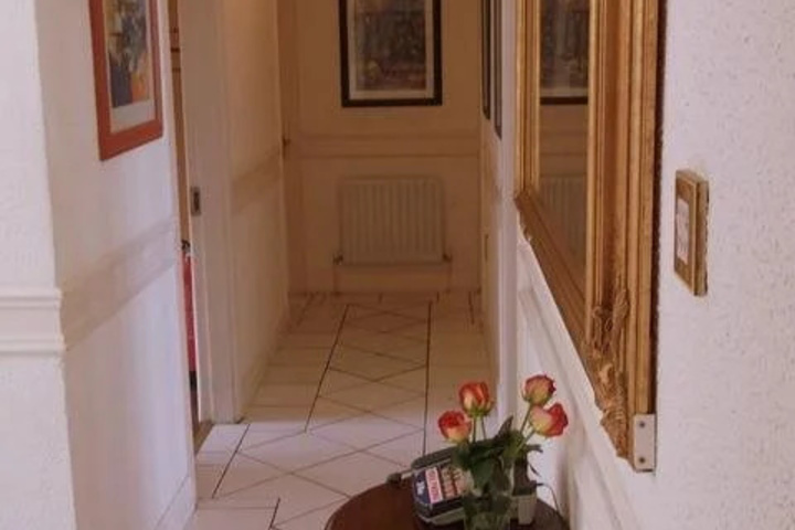 Room 10 of 16