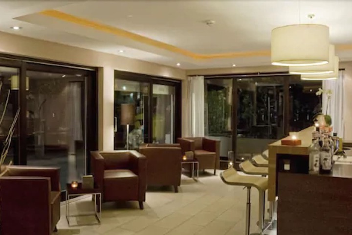 Lounge 42 of 50