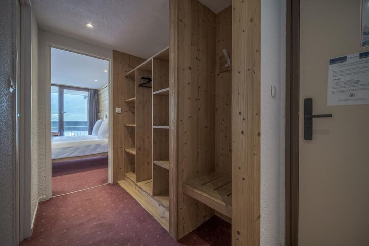 Room 10 of 48