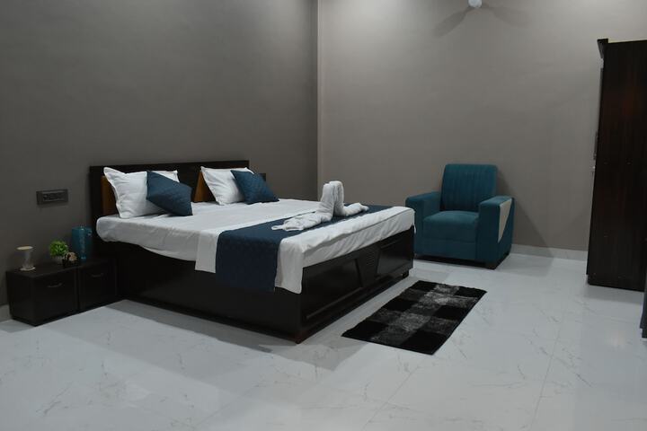 Room 5 of 13
