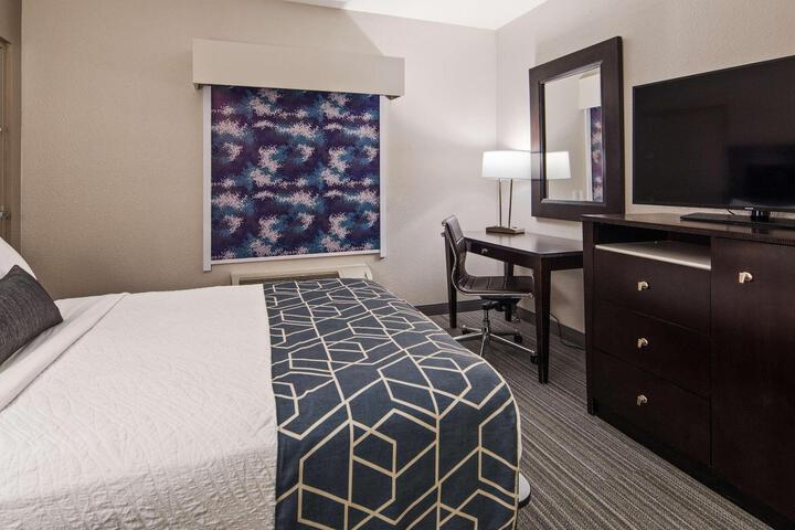2 Queen Beds Microwave and Refrigerator Full Breakfast (9 of 18)