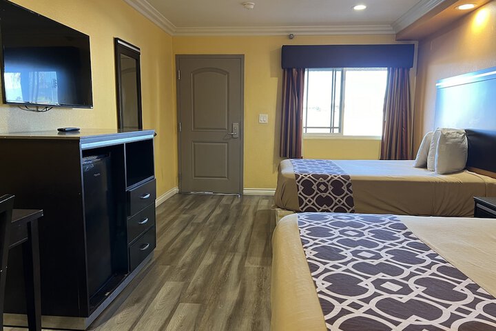 Double Deluxe King Bed (8 of 25)