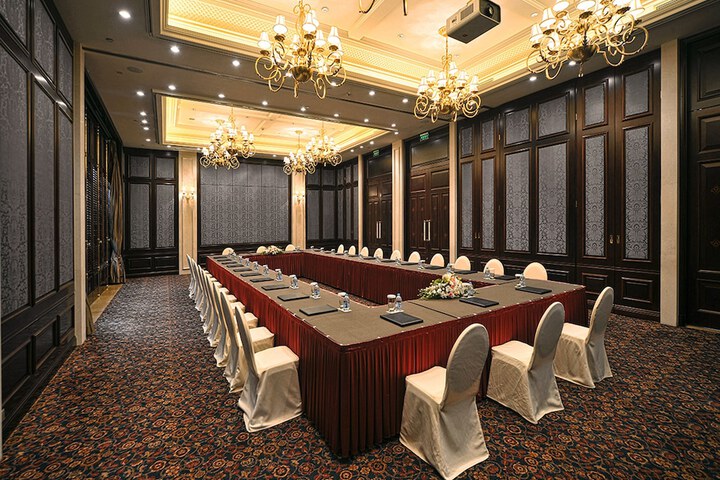 Ballroom/Hall 91 of 99