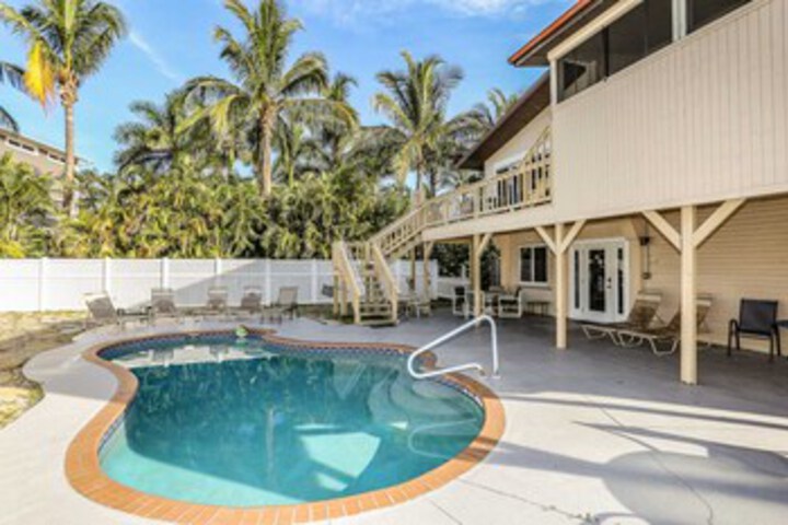 7900 Estero