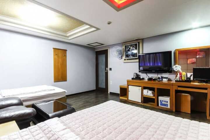Room 8 of 9