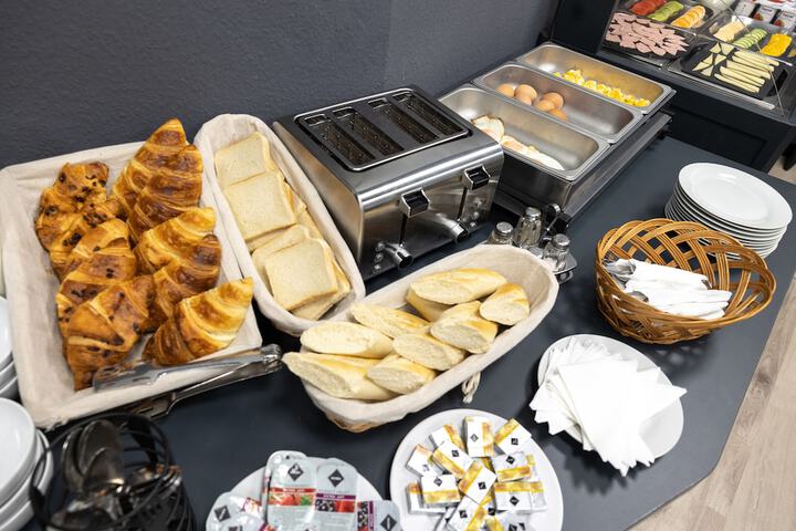 Breakfast/Coffee Service 20 of 25
