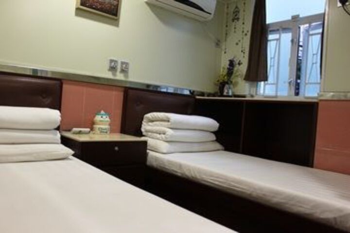 Room 6 of 25