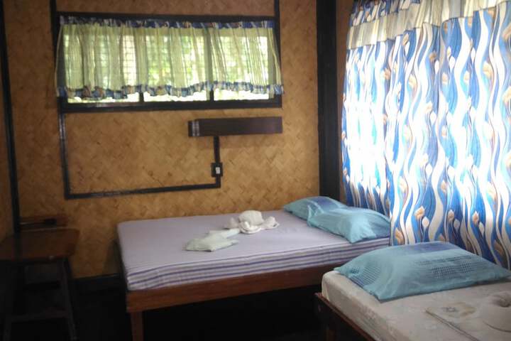Room 4 of 102