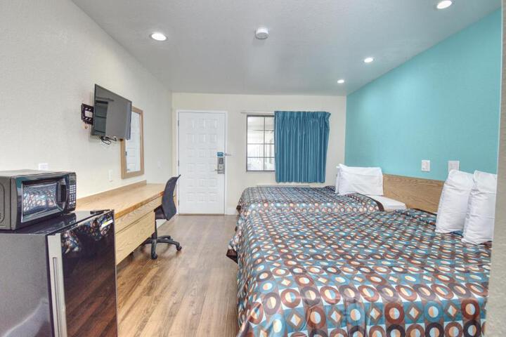 1 Queen Bed (6 of 12)