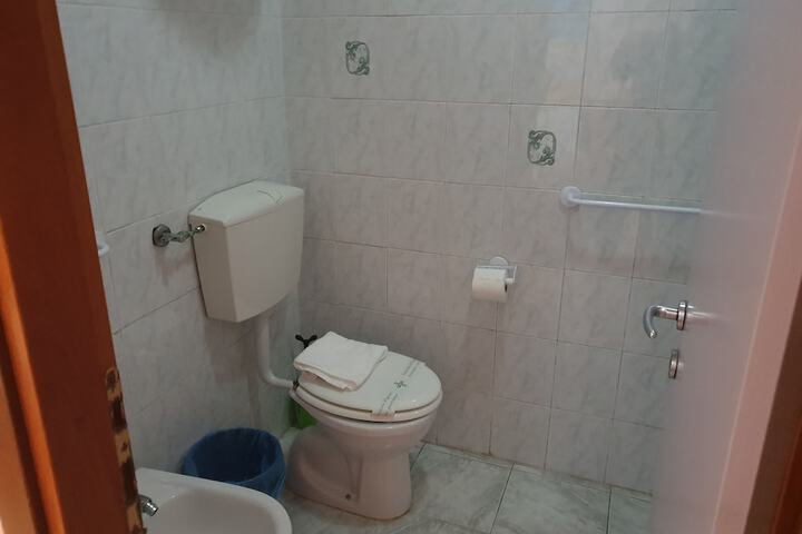 Room 21 of 28