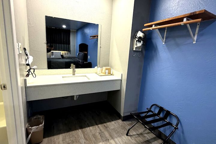 Room 17 of 32