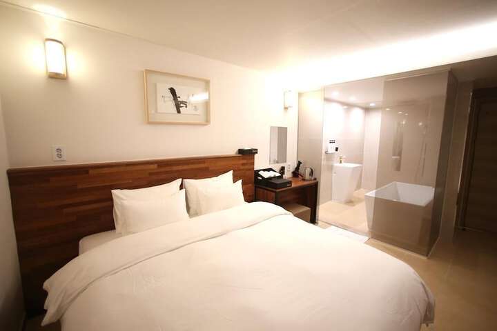 Room 13 of 31