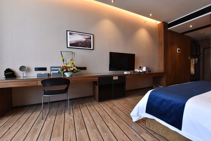 Room 6 of 16