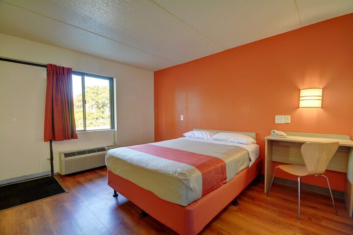 1 Queen Bed Micfridge (1 of 13)