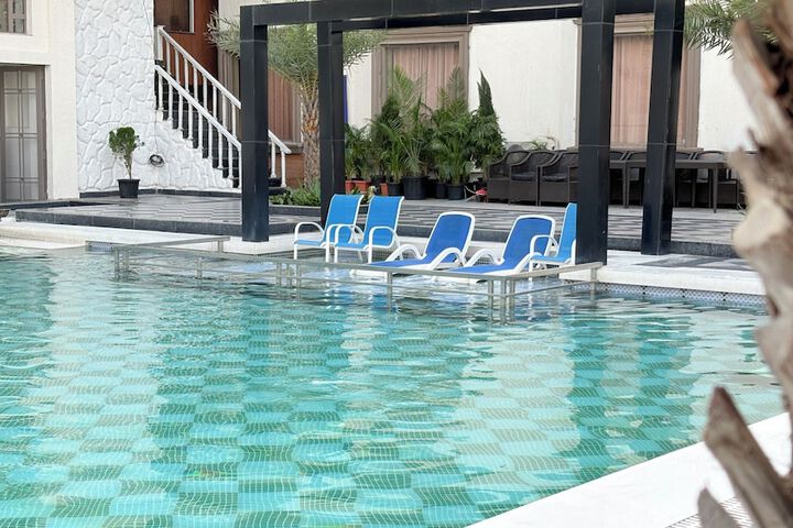 Pool 12 of 28