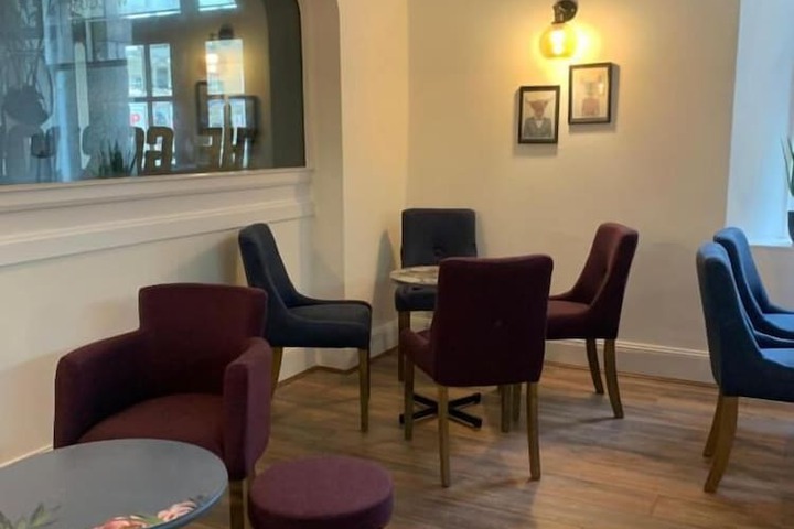 Lounge 6 of 11