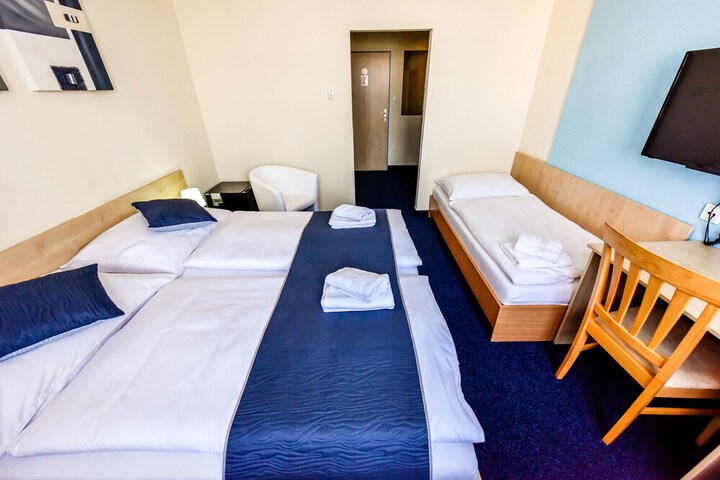 Room 9 of 33
