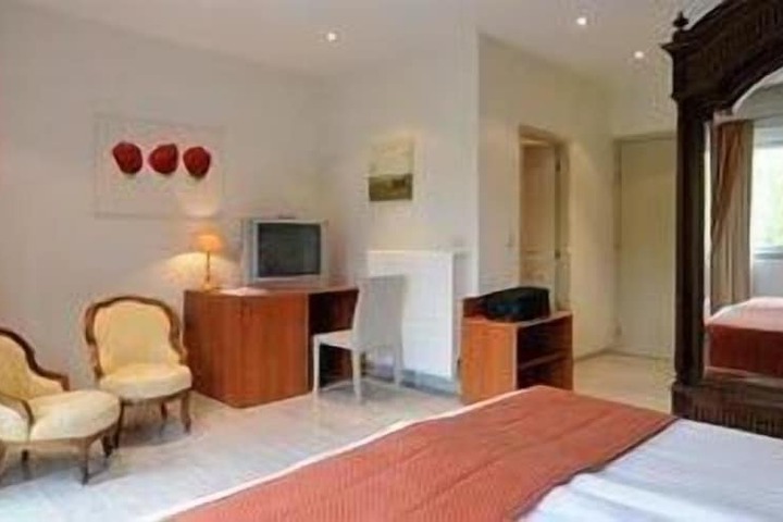 Room 3 of 40