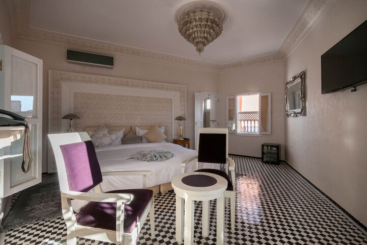Room 10 of 28