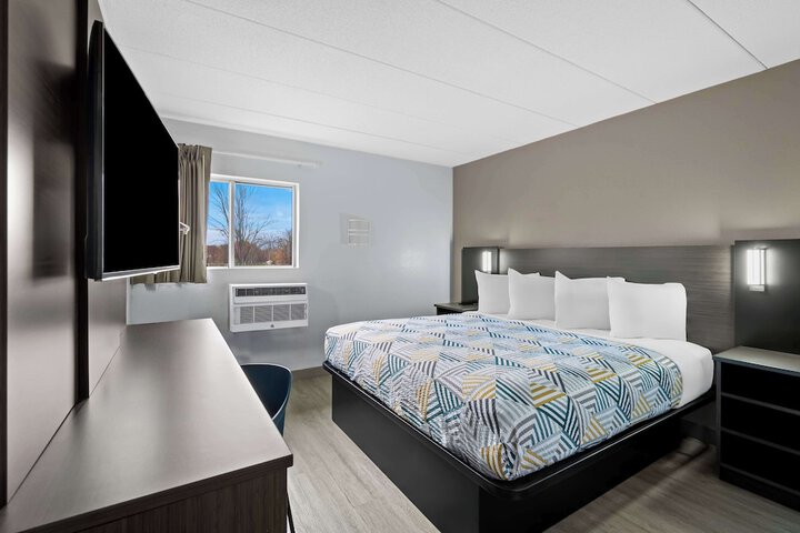 1 King Bed (5 of 6)