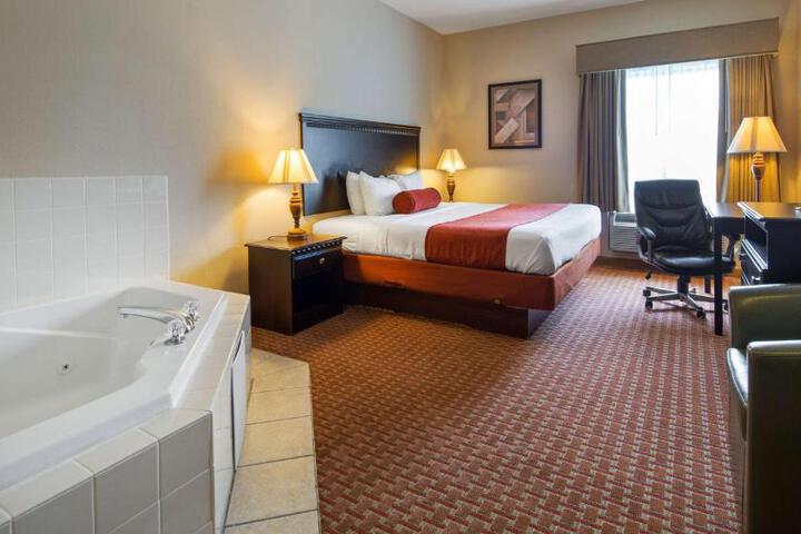 1 King Bed Chair with Ottoman Microwave and Refrigerator High Speed Internet Accessible Coffee Maker Full Breakfast (6 of 14)