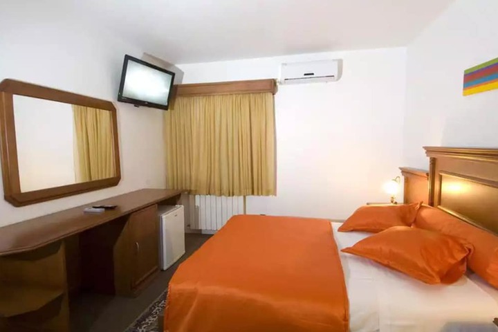 Room 4 of 9