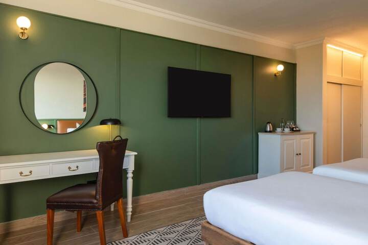 Room 9 of 93
