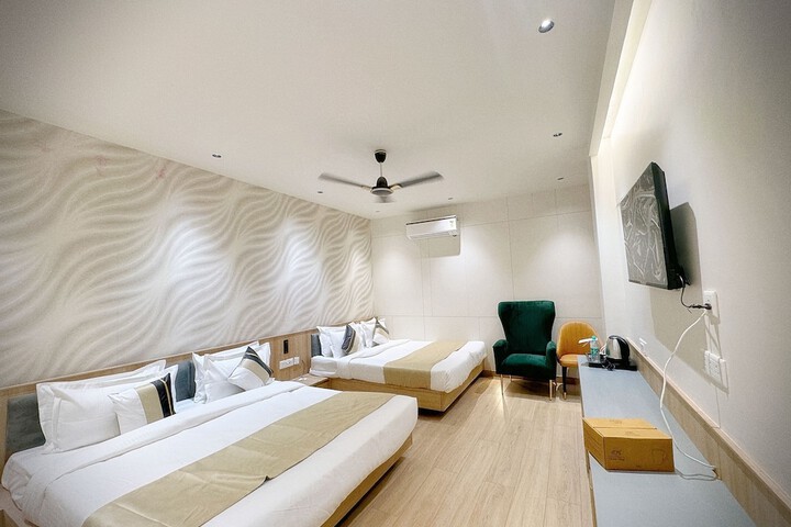 Room 6 of 16