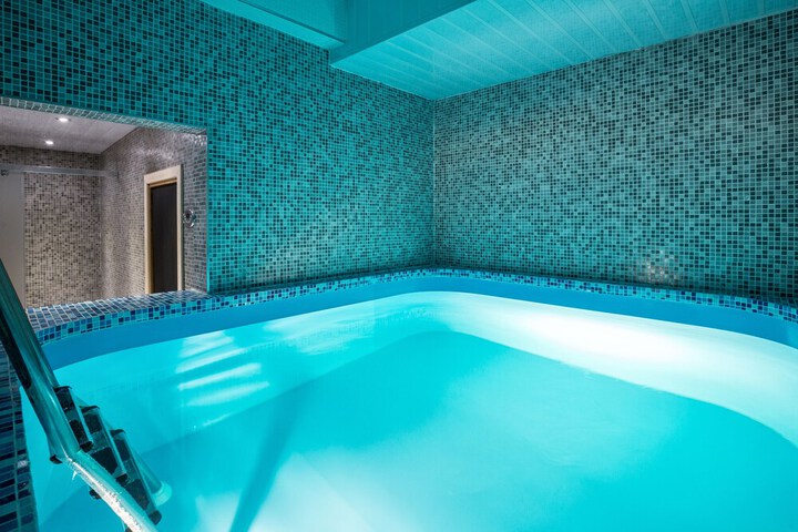 Pool 33 of 91