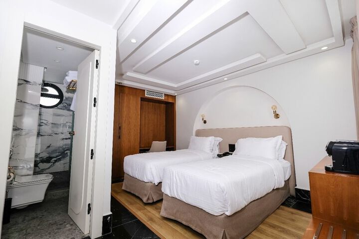Room 18 of 32