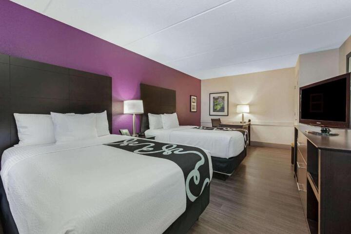 2 Double Beds (7 of 7)