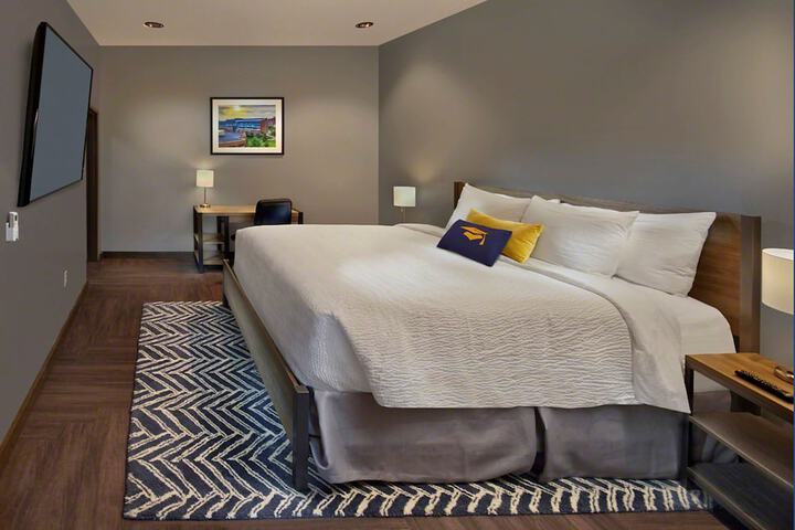 1 King Bed Corner Junior Suite (3 of 3)