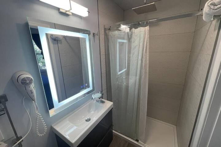 Single Room 1 Double Bed Shared Bathroom (8 of 19)