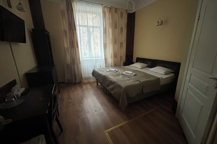 Room 161 of 272
