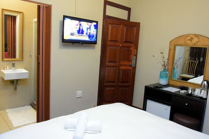 Room 8 of 18