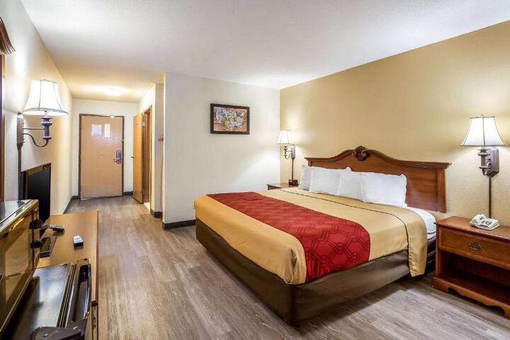 1 King Bed (2 of 11)