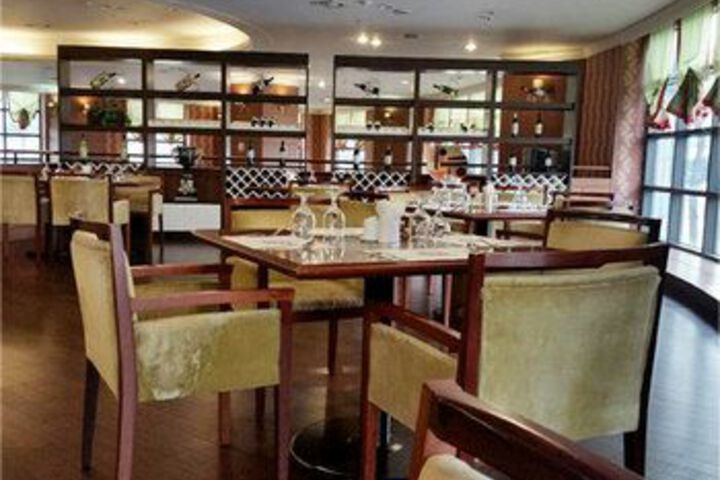 Dining 7 of 9