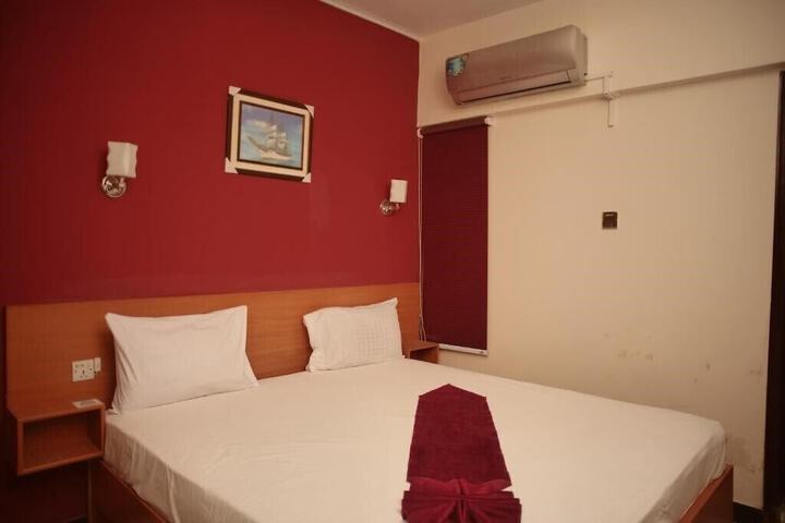 Room 7 of 12