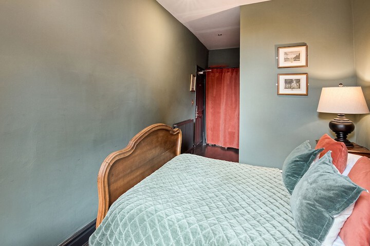 Room 8 of 31