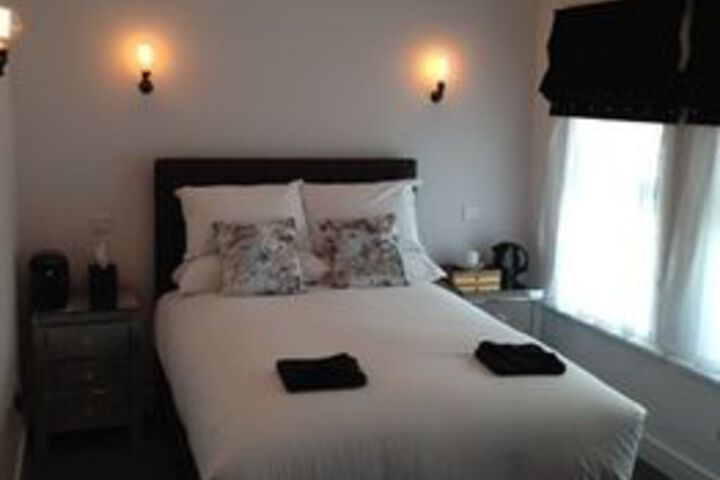 Room 5 of 12