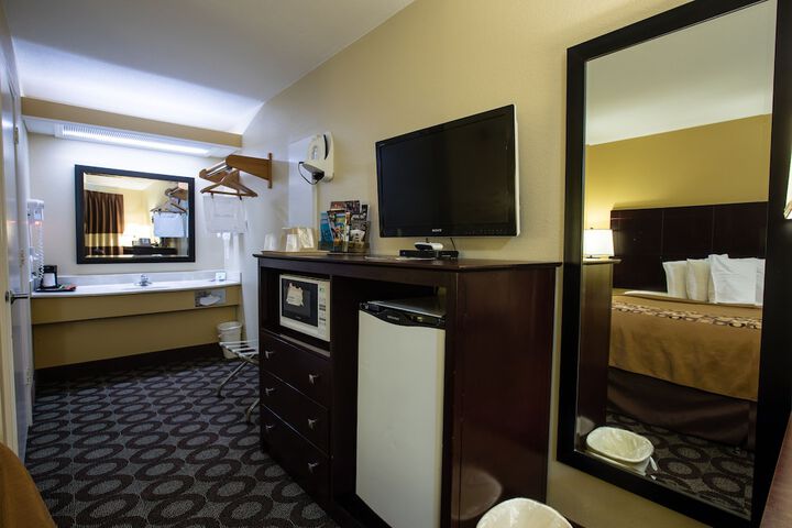 Quadruple Deluxe 2 Queen Beds (27 of 49)