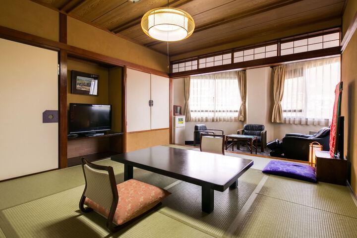Room 12 of 80