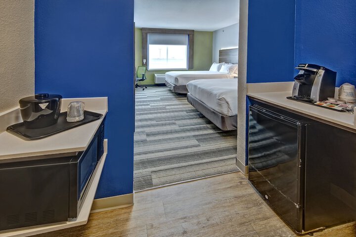2 Queen Bed Suite Additional Living Area (1 of 7)