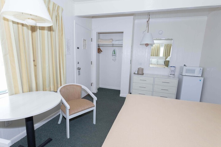 Room 17 of 34