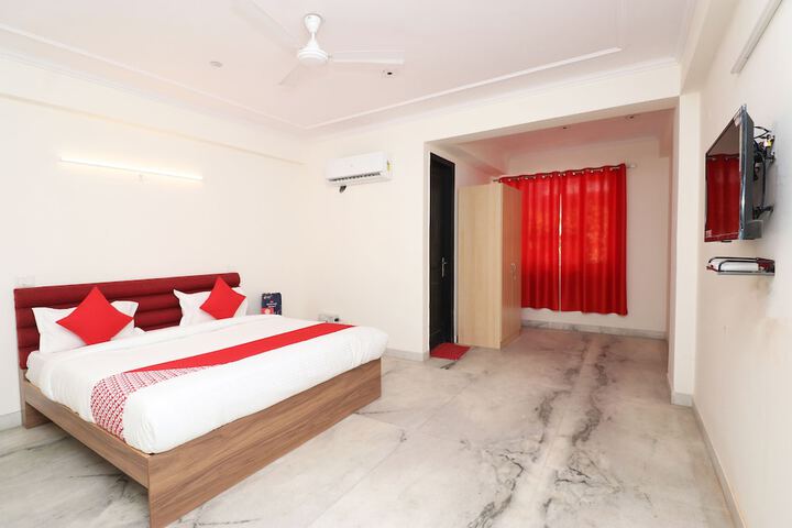 Room 9 of 16