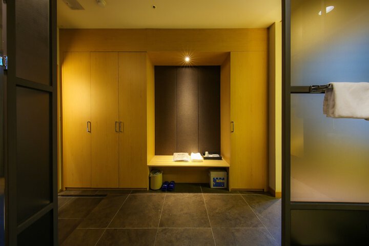 Room 7 of 90